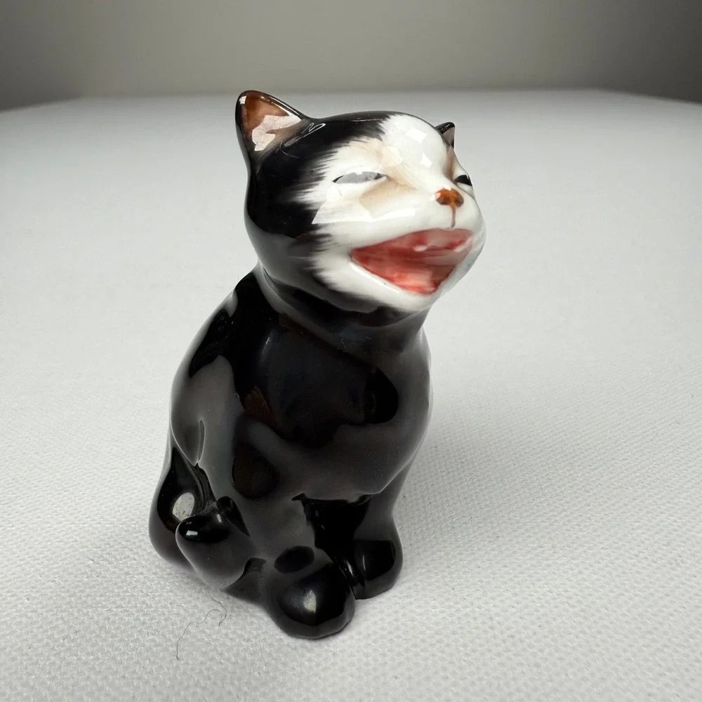 Vintage Royal Doulton Lucky Cat Fine Bone‎ China Figurine